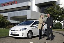 Die Kölner Moderatorin Bettina Böttinger, hier mit Alain Uttenhoven, Vizepräsident der Toyota Deutschland GmbH, ist seit zwei Jahren alternativ mit dem Toyota Prius unterwegs. Foto: Toyota/auto-reporter.net 